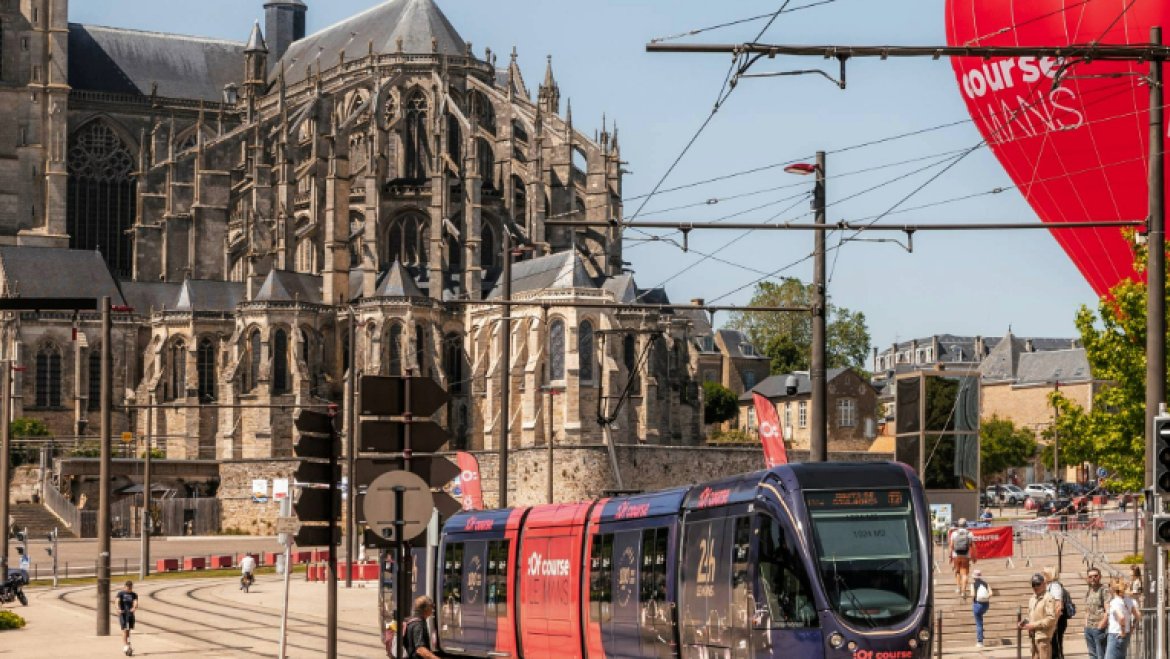 Photo Ville du Mans, cathédrale, place des Jacobins, tramway, montgolfière Of Course Le Mans.